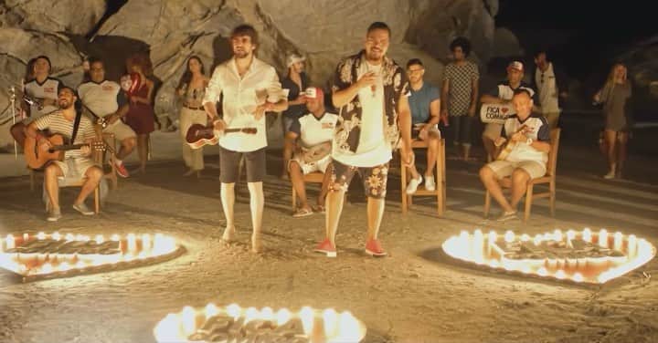 Sorriso Marotoのインスタグラム：「Em 2020 participamos de projetos de amigos queridos que a música trouxe! Qual você mais curtiu? 👇🏾  • Delão, Fica Comigo - Coraçãozinho • Bárbara Labres - Desafio • Thiago Martins - Fiz Minha Parte  • Bruninho e Davi - Preto e Branco  • Mc Livinho - Girl • Analaga - Sinais • Karinah - Melhor Que Nada」
