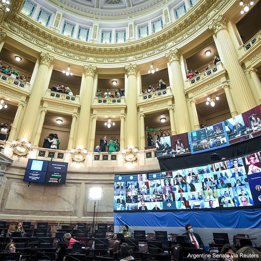 ABC Newsさんのインスタグラム写真 - (ABC NewsInstagram)「People react with hugs and cheers when Argentina's Senate voted to legalize abortion. #abortion #argentina #international」12月31日 6時56分 - abcnews