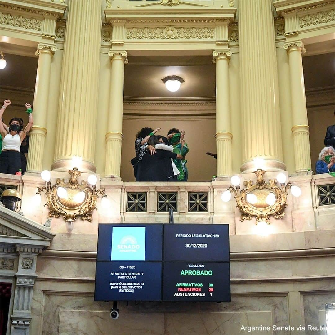 ABC Newsさんのインスタグラム写真 - (ABC NewsInstagram)「People react with hugs and cheers when Argentina's Senate voted to legalize abortion. #abortion #argentina #international」12月31日 6時56分 - abcnews