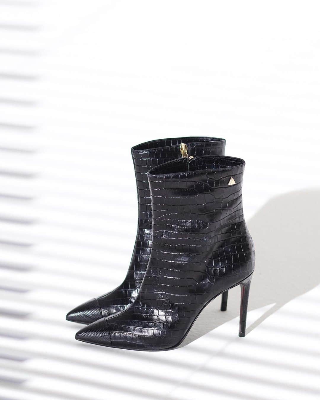 グレイメールさんのインスタグラム写真 - (グレイメールInstagram)「Surprise!  We got new heels for you.🖤  #Greymer #booties  #ankleboots  #blackboots  #heels #shoes #shoeslover #accessories  #blackisbeautiful」12月31日 7時12分 - greymerofficial