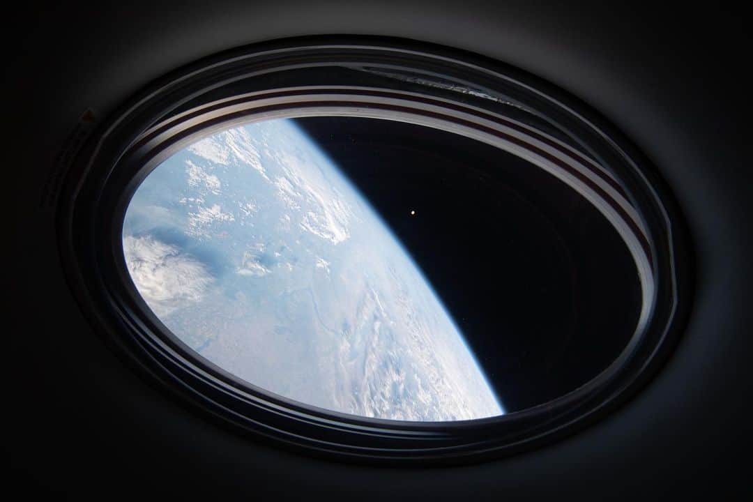 NASAのインスタグラム：「Always pick the window seat💺  This year, our Commercial Crew Program returned human spaceflight to the United States. On May 30, 2020, a @SpaceX Falcon 9 rocket and Crew Dragon "Endeavour" spacecraft with Bob Behnken & @Astro.Doug aboard launched to the International Space Station, and into the pages of history books. Two months later, the two astronauts enjoyed this view as they returned from humanity's home in orbit. A 2020 highlight, indeed.   The Crew Dragon landed safely in the Atlantic Ocean on Aug. 2, marking the first American splashdown in 45 years, the first since the Apollo program.  Credit: @NASAJohnson  #NASA #Earth #Views #Demo2 #SpaceX #Universe #CommercialCrew #LaunchAmerica」