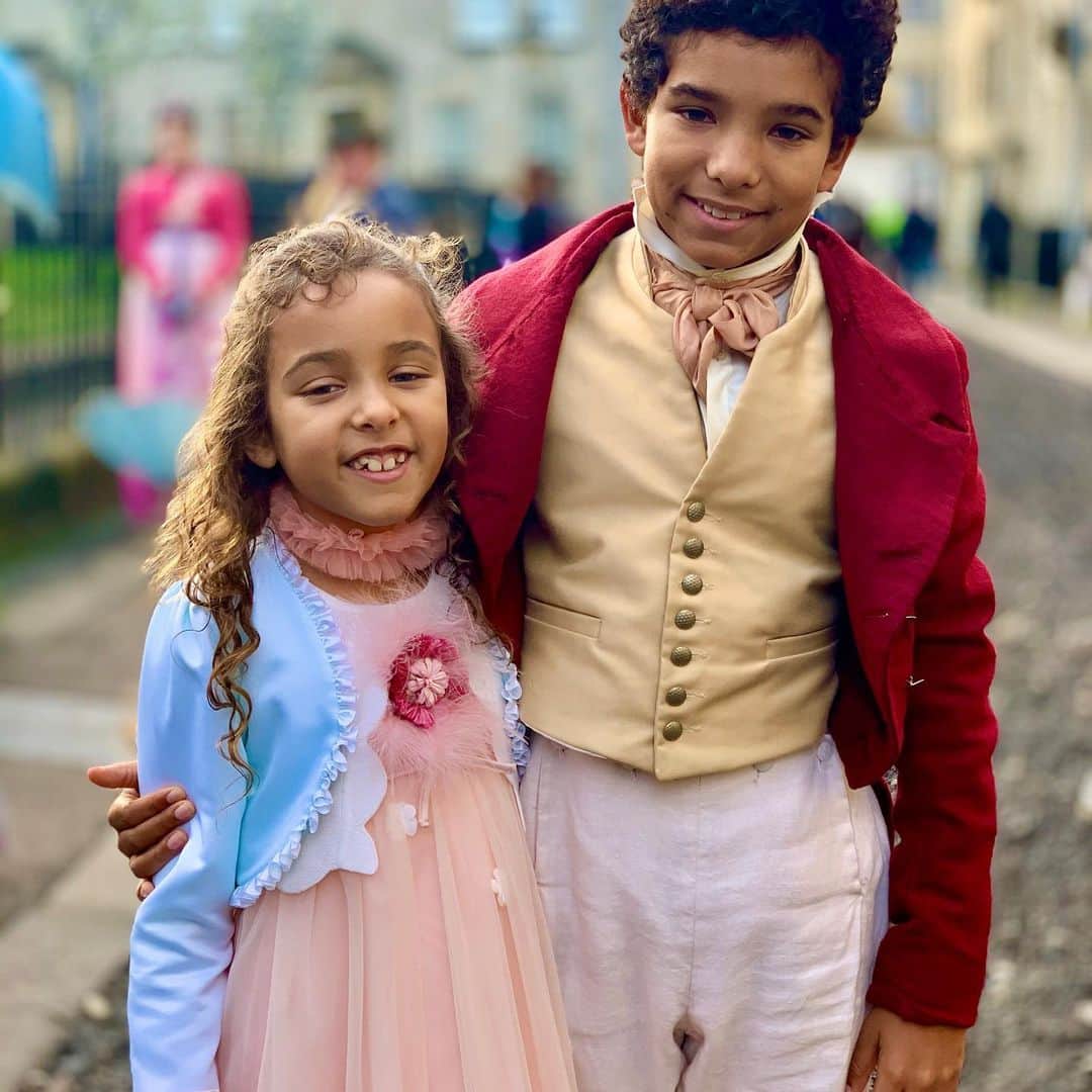 トム・ベリカのインスタグラム：「Our kids did it for craft...services. @regejean giving a few Duke worthy pointers. @bridgertonnetflix #bridgertonsonnetflix  @shondaland #directorsPOV」