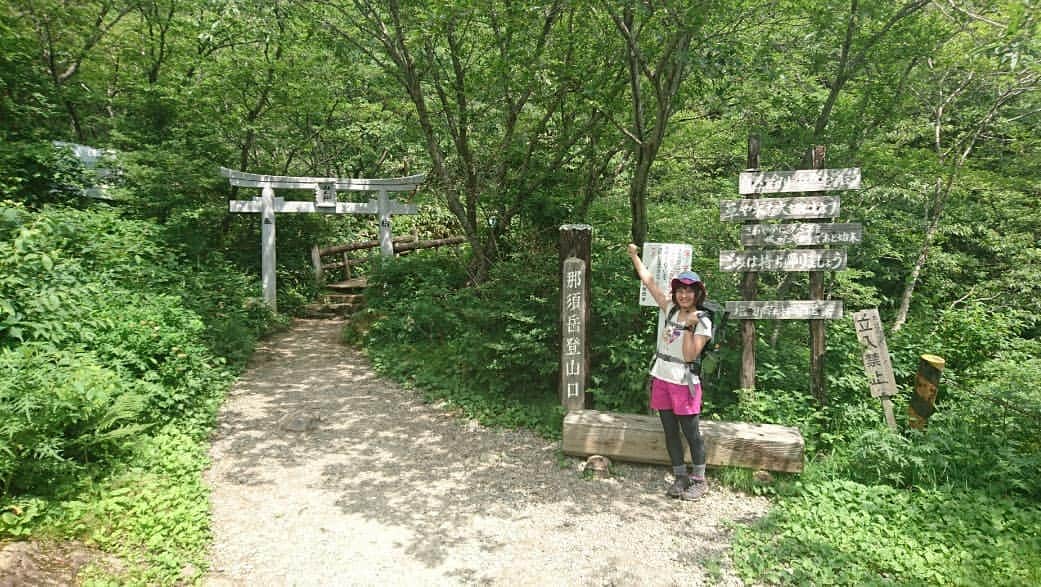 のインスタグラム：「おはようございマウンテン🗻🌷  2020年最後の日🌷 新しい年へ繋ぐ１日🍀 本日もナイスな１日にいたしましょ🌷  寒波がきています！ 雪が既にすごいところもあることと思います⛄ お気をつけください。  きっと全国的に非常に寒い日になります⛄みなさん、暖かくお過ごしください✨   写真は暖かそうなのでチョイスした、三年前の那須岳入り口🗻🗻🗻🌷  #おはよう #goodmorning  #mountain #goodmorningmountain #山  #山登り  #年末」
