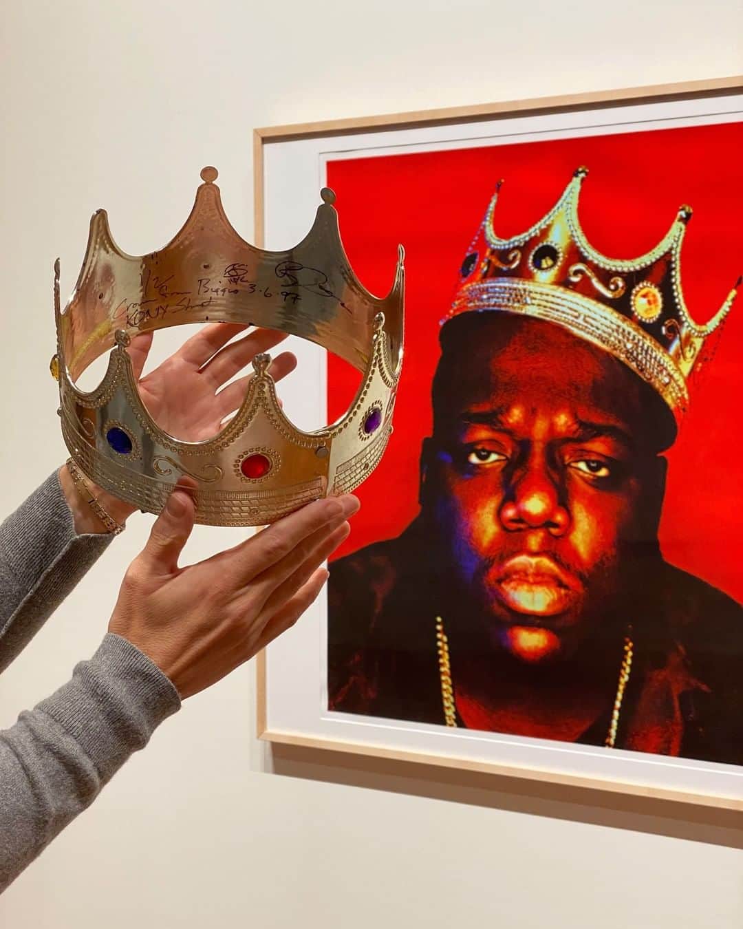サザビーズさんのインスタグラム写真 - (サザビーズInstagram)「#Sothebys2020Wrapped: A crowning moment this year was our inaugural Hip Hop auction when one of the most iconic symbols of Hip Hop’s heyday, the crown 👑 worn and signed by Notorious B.I.G. from @barronclaiborne’s iconic 1997 ‘King of New York’ photoshoot for Rap Pages Magazine, sold for $600,000. The photograph is one of the most recognizable images in Hip Hop culture and it has endured as the defining portrait of the artist more than 20 years since it was taken. Achieving an overall total of $2 million, the auction was a celebration of the history and impact Hip Hop has had on art and culture from the late 1970s through the “Golden Age” of the mid-1980s to mid-1990s, and up to the present.   A majority of items included in the sale were consigned directly from Hip Hop’s most pivotal and well-known artists and figures, several of who pledged to share their proceeds with a variety of charities. A portion of Sotheby’s own proceeds from the sale benefitted the Hip Hop programs at the @qplnyc, as well as @buildingbeats, a non-profit community organization that teaches tech, entrepreneurial and leadership skills to underserved youth through DJ and music programs.   #Bestof2020 #HipHopxSothebys #hiphop #hiphopmusic #notoriousbig #biggiesmalls #barronclaiborne #QPLHipHop」12月31日 7時30分 - sothebys