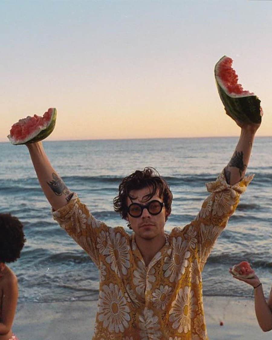 E! Onlineさんのインスタグラム写真 - (E! OnlineInstagram)「Wow. Can you believe Harry Styles invented fruit? This post is dedicated to the apple of our eye, a man who enjoys his watermelon sugar highs. 😉(📷: @parker__woods /@variety/Instagram)」12月31日 7時33分 - enews