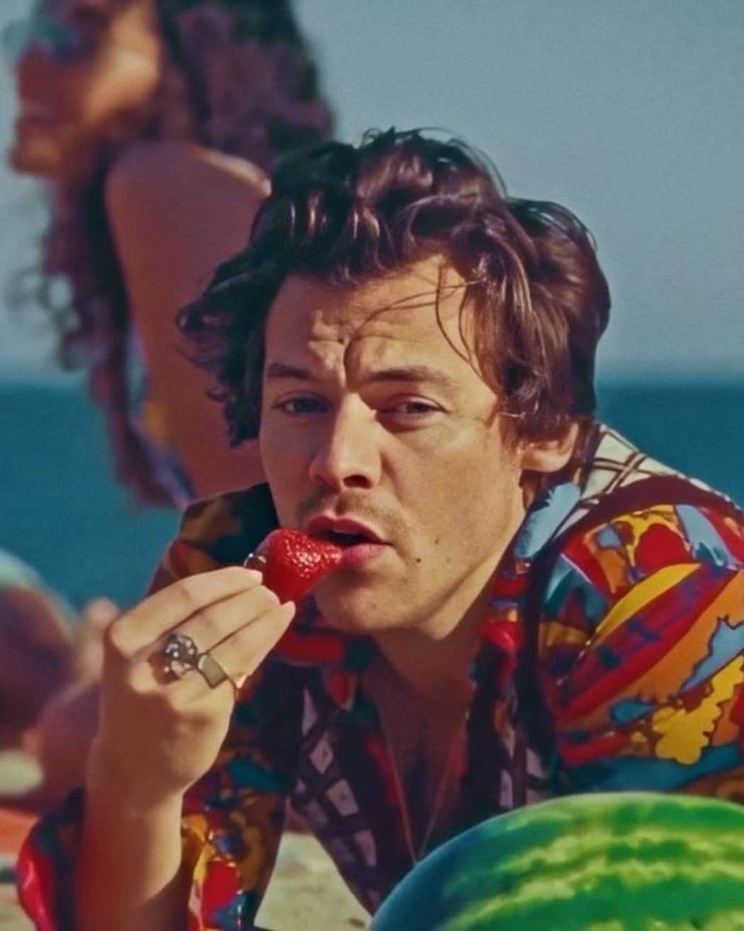 E! Onlineさんのインスタグラム写真 - (E! OnlineInstagram)「Wow. Can you believe Harry Styles invented fruit? This post is dedicated to the apple of our eye, a man who enjoys his watermelon sugar highs. 😉(📷: @parker__woods /@variety/Instagram)」12月31日 7時33分 - enews