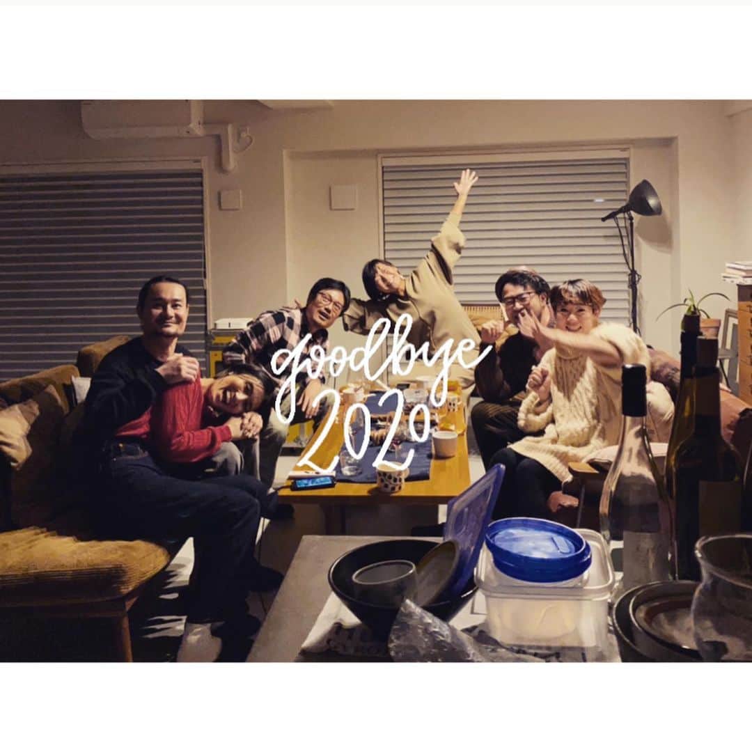 坪田あさみのインスタグラム：「.  夏の終わり以来の再集合は我が家で。 最高に楽しいメンバーとの時間はあっという間。 今年だからこそ年末に全員集まれたと思うと貴重。 笑って笑って笑ってちょっとだけ泣いて。 なんて愛しい時間だろう。 . #2020年末 #日々のこと」