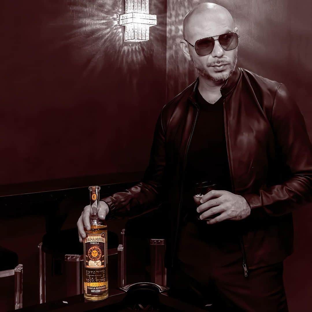 ピットブルのインスタグラム：「When @espanita_tequila was first put in my hand, I instantly knew I would add this Tequila to my business portfolio. I enjoy espanita as a shot with lime and salt, or even fix myself a cocktail, it always hits the spot. While ringing in 2021, make sure you are following @espanita_tequila to keep up with exclusive content and new recipes. Dale!」