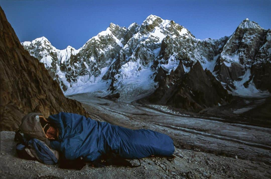 ジミー・チンさんのインスタグラム写真 - (ジミー・チンInstagram)「Part of my ongoing series called Random Places I’ve Slept.  This was a pretty good one.  ⁣ Charakusa Valley, Karakoram, Pakistan 2001」12月31日 7時46分 - jimmychin