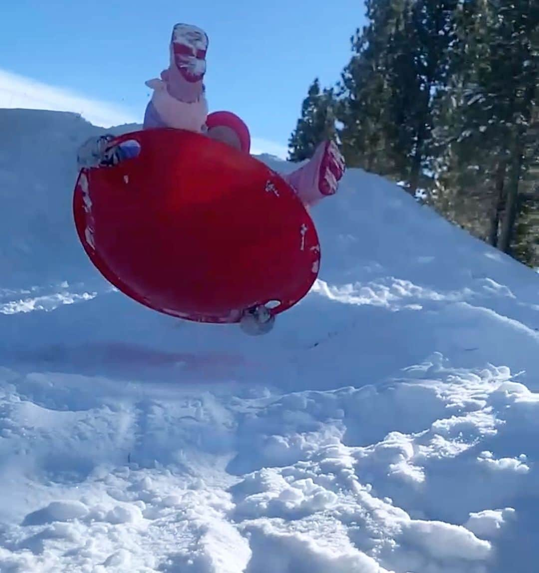 カミラ・ルディントンさんのインスタグラム写真 - (カミラ・ルディントンInstagram)「#sledding Hayden has always been a dare devil 😈 of COURSE her fav part of sledding was catching some air 🤣🤦‍♀️」12月31日 7時47分 - camillaluddington