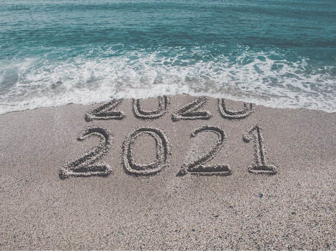 藤田敦子のインスタグラム：「ㅤ 2020年が終わろうとしている。 ㅤ 世界が大きく変化した年。 前半はすごく自分のペースでやれていたけれど 後半はありがたいことに忙しくさせてもらいまして ただ、その忙しさに飲まれてしまい 字の通り少し心を失いそうになりながら バタバタと過ごしてしまったなぁ。 ㅤ 振り返ると楽しかったけど、 来年はまたマイペースに戻せるといいなと思っています。 ㅤ 大変お世話になりました皆様には 心よりお礼申し上げます。 良いお年をお迎えください✨ ㅤ Wishing you a bright and happy New Year🎉」