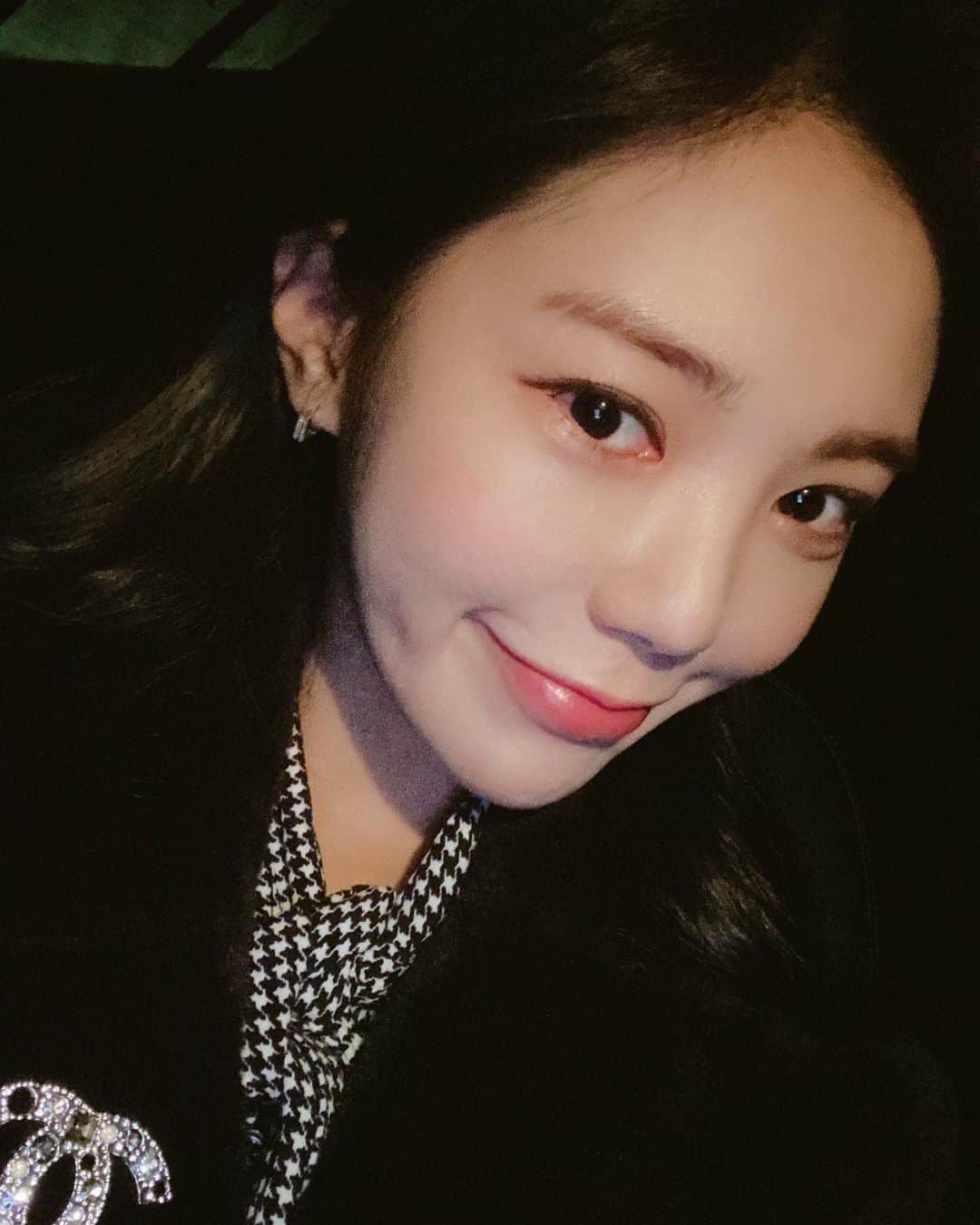 リジ のインスタグラム：「염색을 했는데 티가 안나지만  집에서 보면 넘모 이쁘당👏🏻👏🏻👏🏻 어제 늦은시간까지 머리 해줘서 고마워!!  29살 마지막 날 12/31 화이팅💖 다들 올 한해 정말 고생 많으셨고 감사합니다🥲  데뷔는 앞자리1에해서 이젠 앞자리 3이네 만감이 교차하는 날🥺🥺🥺 설렌다 이쁘게 멋지게 새 페이지를 써 나가는걸로✨ 박수영아 리지야 잘 버티고 잘 살았다 더 잘해보자❤️  옆에 있어주신 모든 분들께 진심으로 다시한번 감사합니다 새해복많이받으세요🎉」