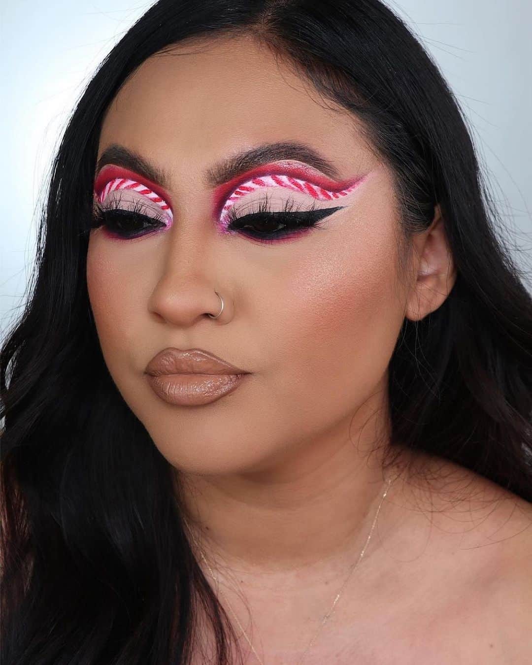 LiveGlamのインスタグラム：「@glam_by_gigi_ keeping the holiday vibes alive 😍 wearing our “Lavi$h” matte lippie 💋✨ #LiveGlamFam」