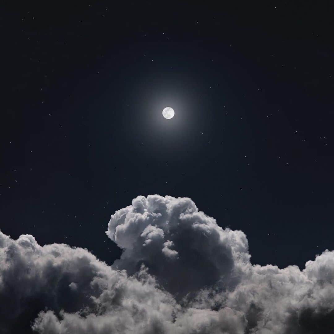 倉地美晴さんのインスタグラム写真 - (倉地美晴Instagram)「・ 12/30 寒月🌕  今年最後の美しい満月。  月も星も太陽も空も、 いつも沢山の感動をありがとう。 来年も宜しくね🤍  #fullmoon #fullmoon🌕 #coldmoon #2020」12月31日 7時52分 - miharu_kurachi