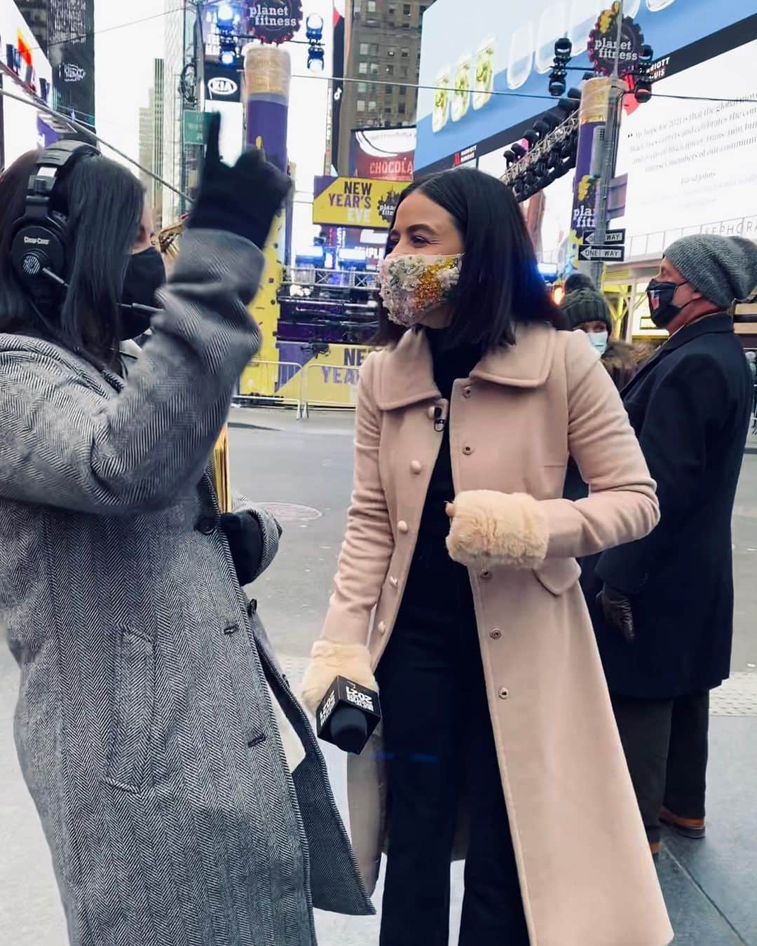 ルーシー・ヘイルさんのインスタグラム写真 - (ルーシー・ヘイルInstagram)「One more sleep & A LOT more coffee until @rockineve! LIVE TOMORROW at 8/7c on ABC. #rockineve」12月31日 8時03分 - lucyhale