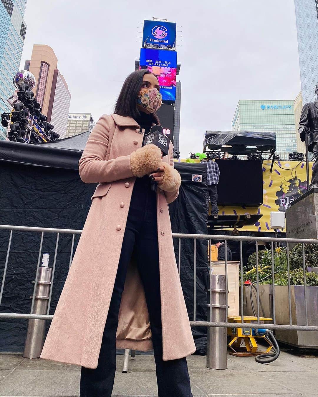 ルーシー・ヘイルのインスタグラム：「One more sleep & A LOT more coffee until @rockineve! LIVE TOMORROW at 8/7c on ABC. #rockineve」