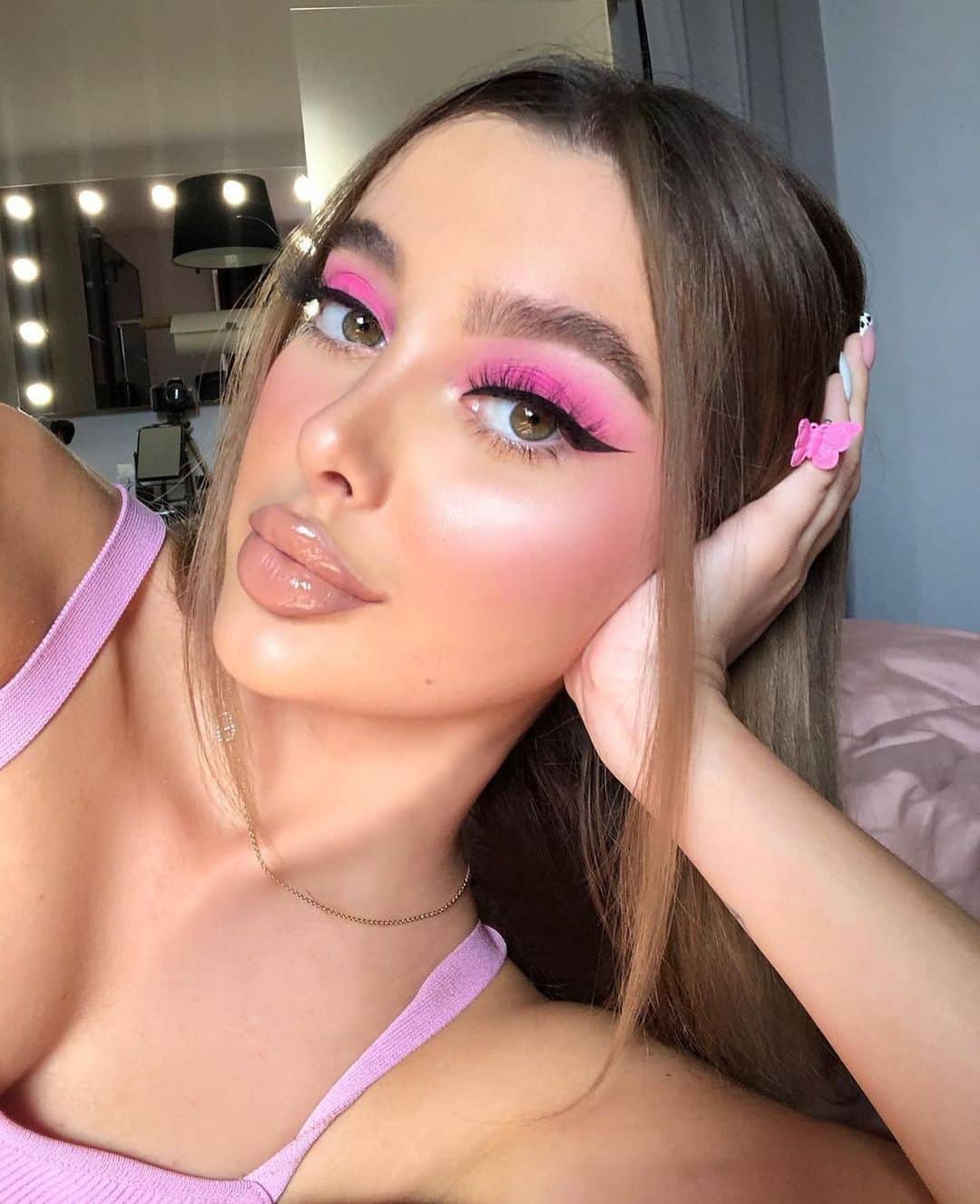 NYX Cosmeticsさんのインスタグラム写真 - (NYX CosmeticsInstagram)「Perfect in pink 💕 @aleksandrasosfa applies our Born To Glow! Naturally Radiant Foundation in ‘Buff’ as a luminous base for this pink moment 💖✨ • #nyxcosmetics #nyxprofessionalmakeup #crueltyfreebeauty #veganformula」12月31日 7時58分 - nyxcosmetics