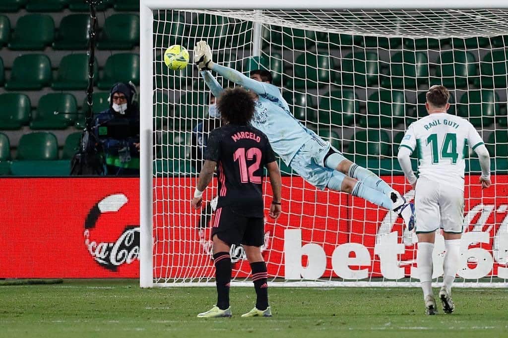 ティボ・クルトゥワのインスタグラム：「No hemos podido llevarnos los 3 puntos, pero hemos dado todo por conseguirlo #HalaMadrid」