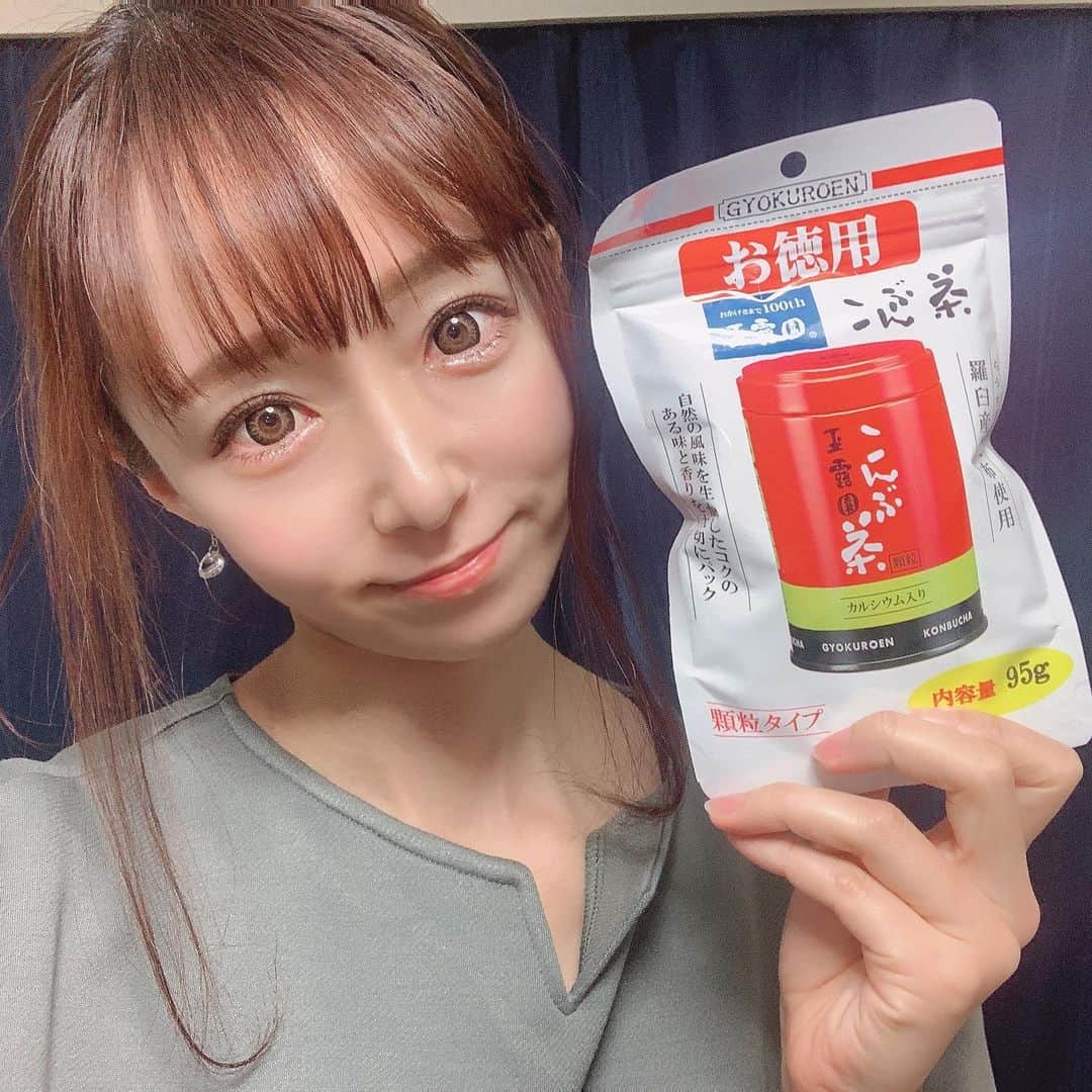 華月咲（さーちゃん）さんのインスタグラム写真 - (華月咲（さーちゃん）Instagram)「1231 おはさーちゃん\( ･ᴗ･ ) 年末気分にピッタリのこんぶ茶🍵 昆布は昔から縁起の良い食材で おせちとかでも定番よね☺️ホッとする〜✨ これは通常の約２倍入ったお徳用だから 飲むだけじゃなく料理にも使ってみようと 思う！炊き込みご飯とか良さそうね🍚💓 ＊ さて、今年ラスト！ 2020年たくさんありがとう(*ˊᵕˋ*)🌈 来年もよろしく！皆さん良いお年を〜✌️💓 ・ ・ #fashion #ootd #makeup #kawaii #instafashion #outfit #me #follow #followme #instagood #玉露園 #こんぶ茶 #お徳用こんぶ茶 #玉露園のこんぶ茶 #monipla #gyokuroen_fan #華月咲 #さーちゃん #美容女子 #自撮り女子」12月31日 8時01分 - sachan_0109