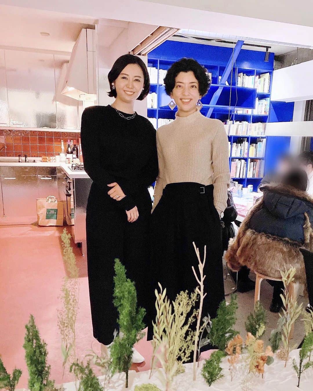 瀧口友里奈のインスタグラム：「・ 年末駆け込み投稿②です😂 ・ 先日、建築事務所 「ULTRA STUDIO」 @ultrastudio_jp を主宰している建築士の友人ありちゃん @alyssa.ueno の新しいオフィスへ🎊 ・ ありちゃんは歳がひとつ違い。 共同主宰の建築士ゆうじくん、ゆうしくんも同世代で、普段全然違う頭の使い方をして世界を見ている3人の話はとてもおもしろくて刺激的✨同時に、ものすごくホッとするような時間です☕️🙏🏻 ・ 新しいオフィスも自分たちで設計（写真２枚目）していて、アイコニックな長テーブルは、なんと3人の手作りだそうです！（写真4,5枚目）かっこいい！！ ・ 今年もありがとう！ 新オフィスでのさらなる活躍を陰ながら応援しています☺️🕊🤍 ・ #ultrastudio #建築事務所  #建築士 #上野有里紗 ちゃん」