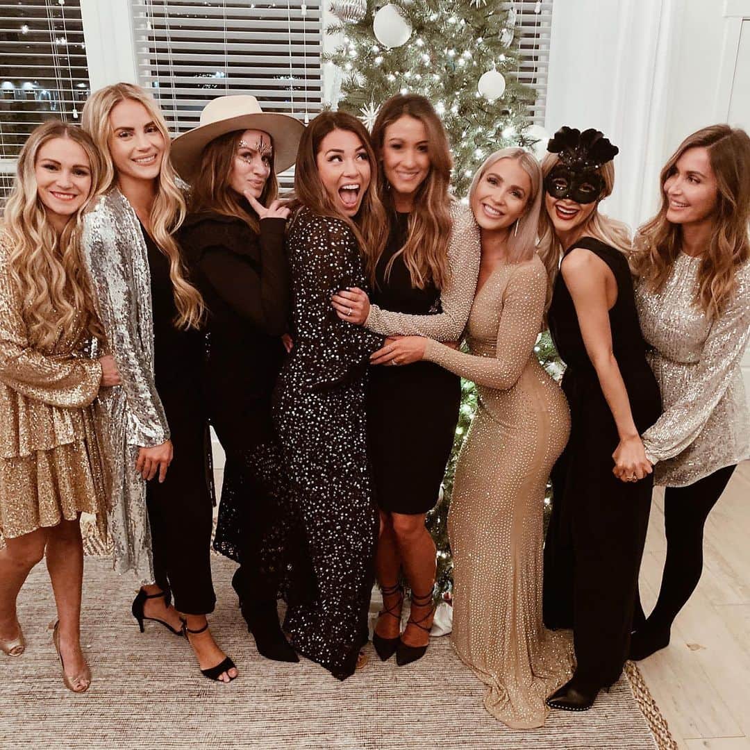 Cara Van Brocklinさんのインスタグラム写真 - (Cara Van BrocklinInstagram)「Remember that one time we got all fancied up for NYE😭! I had to throw it back to last years amazingness and my gorgeous girlfriends!」12月31日 8時06分 - caraloren