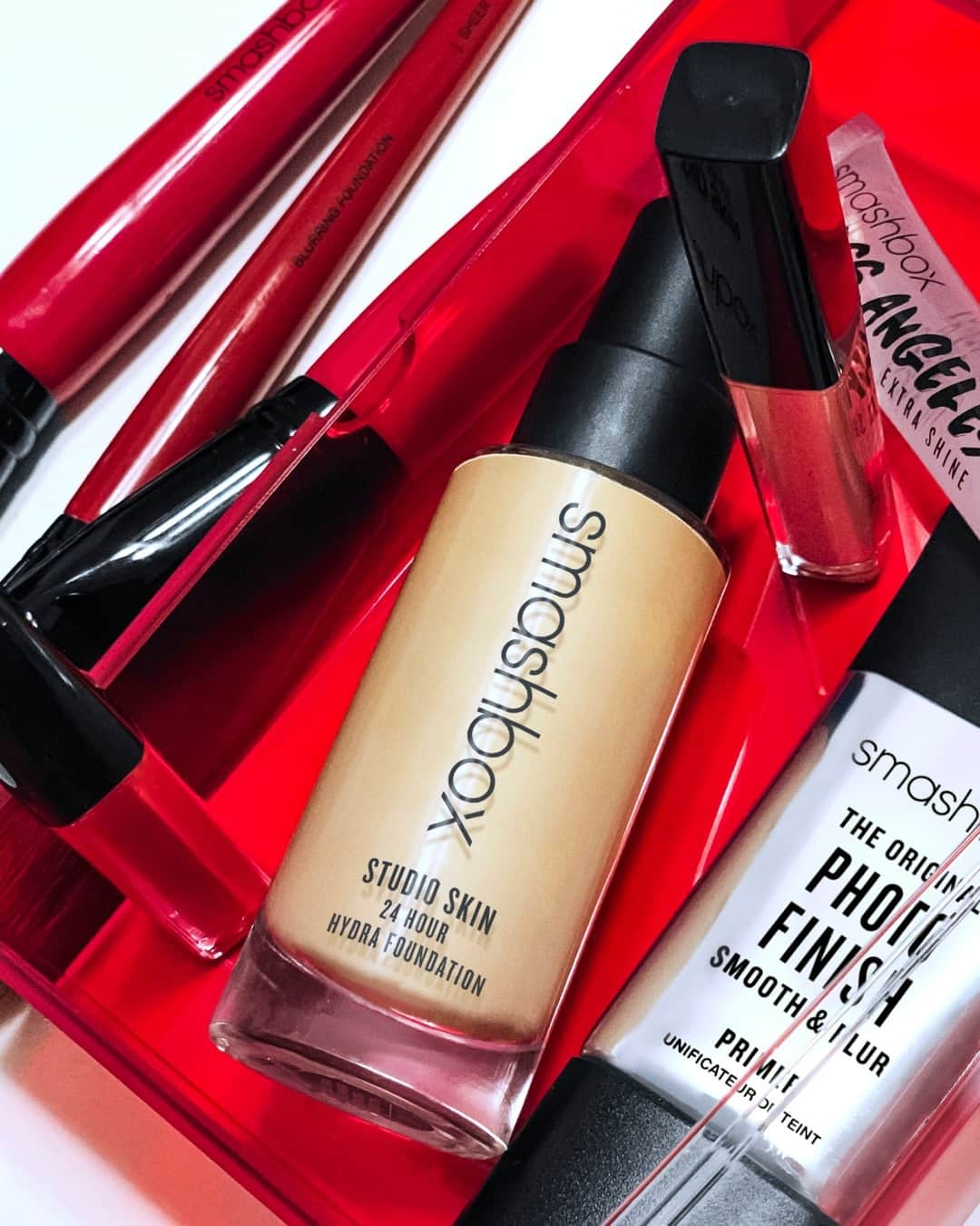 Smashboxのインスタグラム：「Taking only the essentials into the new year. What do you grab first?⬇️ 💎Primer⠀⠀⠀⠀⠀⠀⠀⠀⠀ 😍Foundation⠀⠀⠀⠀⠀⠀⠀⠀⠀ 💄Liquid Lip⠀⠀⠀⠀⠀⠀⠀⠀⠀ ✨Lip Gloss」