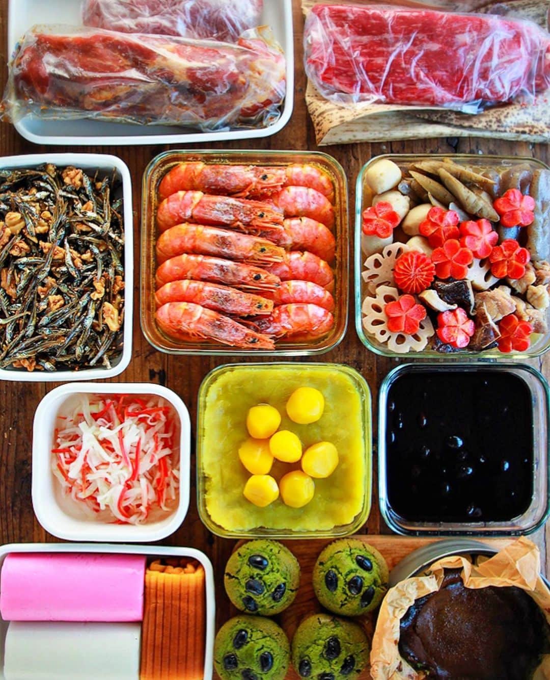 Mizuki【料理ブロガー・簡単レシピ】さんのインスタグラム写真 - (Mizuki【料理ブロガー・簡単レシピ】Instagram)「・﻿ ーーーーーーーーーーーーーーーー﻿ 今年もありがとうございました☺️﻿ ーーーーーーーーーーーーーーーー﻿ ﻿ ﻿ ﻿ いよいよ2020年最終日ですね〜✨﻿ お正月準備はすすんでいますか？﻿ ﻿ ﻿ 今年は大変な状況が続き﻿ 大きな変化を感じた年でしたね💦﻿ ﻿ 緊急事態宣言が出たり﻿ 学校も休みになったり﻿ 在宅ワークになったり。﻿ おうちで過ごす時間が増える中で﻿ 難しいことが出てきたり﻿ 逆にいいこともあったり。﻿ とにかく普段とは違う時間•••﻿ ﻿ ﻿ 私はこんな仕事をしているからか﻿ この間は特に''ごはん''に関する声が﻿ 多く聞こえてきましたし﻿ ［#おうちごはん ］というハッシュタグも﻿ 見ない日はないくらいでした💦﻿ ﻿ そこで、ほんと微力ですが•••﻿ 使えそうなレシピとか﻿ おやつ的なレシピに重点を置いて﻿ ご紹介させていただきまして。﻿ 大変な中ではありましたが﻿ 皆さんとの繋がりは﻿ 一層強くなったような気がしています！﻿ ﻿ まだ安心できない状況が続いていますが﻿ とりあえずは今日という今年最後の日に﻿ 一旦お疲れ様でしたと﻿ それぞれに労いたいですね(*^^*)﻿ そしてこんな状況でも﻿ 頑張って下さっている方々に感謝し﻿ 一刻も早い終息を願います✨﻿ ﻿ 来年はきっといい年になりますように！﻿ ﻿ ﻿ ﻿ ﻿ ﻿ さて、毎年恒例の個人的な抱負ですが•••﻿ 2021年も ［このままで］﻿ ﻿ 几帳面な割に雑で﻿ 拘りが強いくせにどうでもいいことが多い。﻿ 丁寧な暮らしはできなくても﻿ 普通に過ごせたらじゅうぶんで﻿ 普通に起きて、食べて、働いて、寝る。﻿ 来年もこれができたらいいな〜。﻿ 今年はまだ仕事納めできてないけれど(笑)﻿ これはこれで本当に有難いことだと思っています！﻿ ﻿ 料理に関しては肩肘はらず﻿ 普通のおいしいものを作りたい。﻿ どれも似たり寄ったりで﻿ 『あれ、これ作ったことあるな•••』﻿ なんて思いながらも﻿ また同じレシピを作ってしまう😅﻿ 皆さんには申し訳ないなと思いつつ﻿ 変わらない普遍的なものを﻿ ずっと好きでいたいと思います☺️﻿ ﻿ 来年が皆様にとって﻿ 素晴らしい年になりますように✨﻿ 今年も一年間﻿ 本当にありがとうございました☺️💕﻿ ﻿ ﻿ ﻿ ﻿ ﻿ ﻿ ﻿ ﻿ 📕新刊発売中📕﻿ 【ラクしておいしい！#1品晩ごはん 】﻿ ￣￣￣￣￣￣￣￣￣￣￣￣￣￣￣￣￣﻿ 私たちだってヘトヘトな日がある•••﻿ 毎日何品も作っていられない•••﻿ もうごはんに悩みたくない😢﻿ そんな時、1品ごはんはいかがでしょう？﻿ というご提案です✨﻿ ﻿ 【1品ごはん】は﻿ 副菜いらずで全てがシンプル！﻿ ￣￣￣￣￣￣￣￣￣￣￣￣￣￣￣￣￣￣﻿ 一品つくるだけでいいから﻿ 献立を考えなくてよし！﻿ ￣￣￣￣￣￣￣￣￣￣￣￣￣￣￣￣￣￣﻿ 悩まない、疲れない、﻿ 気力や時間がなくてもなんとかなる！﻿ ￣￣￣￣￣￣￣￣￣￣￣￣￣￣￣￣￣￣﻿ そんな頼りになる﻿ 便利なお助けごはんです☺️💕﻿ (ハイライトに🔗貼っています✨)﻿ ￣￣￣￣￣￣￣￣￣￣￣￣￣￣￣￣￣﻿ ﻿ ﻿ ﻿ ﻿ ﻿ ⭐️発売中⭐️﻿ ＿＿＿＿＿＿＿＿＿＿＿＿＿＿＿＿＿＿﻿ しんどくない献立、考えました♩﻿ \15分でいただきます/﻿ 📕#Mizukiの2品献立 📕﻿ ﻿ 和食をもっとカジュアルに♩﻿ \毎日のごはんがラクになる/﻿ 📘#Mizukiの今どき和食 📘﻿ ﻿ ホケミレシピの決定版♩﻿ \はじめてでも失敗しない/﻿ 📙ホットケーキミックスのお菓子 📙﻿ ﻿ NHKまる得マガジンテキスト☆﻿ ホットケーキミックスで﻿ 📗絶品おやつ&意外なランチ📗﻿ ￣￣￣￣￣￣￣￣￣￣￣￣￣￣￣￣￣￣﻿ ﻿ ﻿ ﻿ ＿＿＿＿＿＿＿＿＿＿＿＿＿＿＿＿＿＿﻿ レシピを作って下さった際や﻿ レシピ本についてのご投稿には﻿ タグ付け( @mizuki_31cafe )して﻿ お知らせいただけると嬉しいです😊💕﻿ ￣￣￣￣￣￣￣￣￣￣￣￣￣￣￣￣￣￣﻿ ﻿ ﻿ ﻿ ﻿ #おせち料理#お正月#Mizuki#簡単レシピ#時短レシピ#節約レシピ#料理#フーディーテーブル#マカロニメイト#おうちごはん#デリスタグラマー#料理好きな人と繋がりたい#料理記録#おうちごはんlover#写真好きな人と繋がりたい#foodpic#cooking#recipe#lin_stagrammer#foodporn#yummy#f52grams」12月31日 8時15分 - mizuki_31cafe