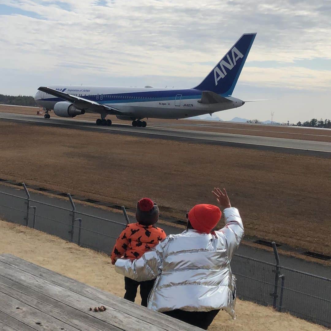 エマ中岡優姫のインスタグラム：「飛行機好きでなくても 楽しめる 広島中央森林公園の ピクニック広場✈️ 近くで見れるし ちょっとした 遊具あるし 人も多くなかったし オススメスポットだったわ🤣 普通車なら330円で 入れるよん🚗 ママもテンション上がりまくりだったよ🤣👏 #男の子ママ  #2歳差育児  #飛行機  #公園  #広島観光  #子育て  #おでかけ  #広島中央森林公園  #サニ坊とエママの日常」