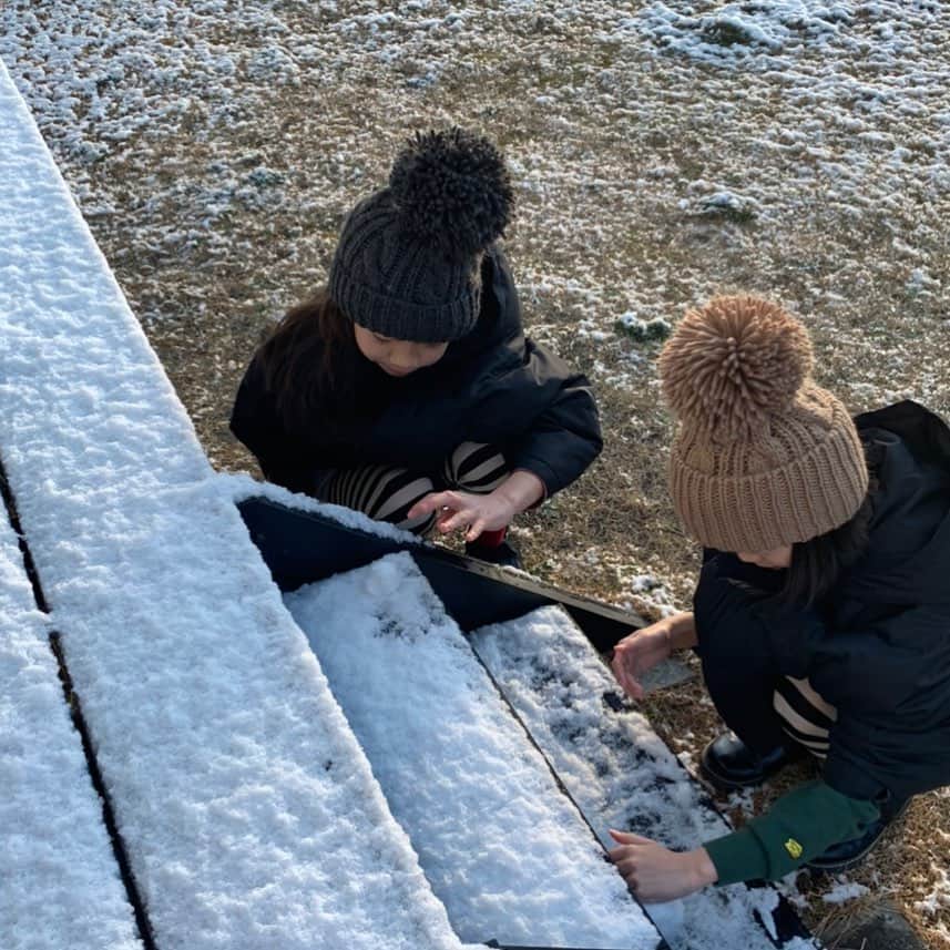 のインスタグラム：「久しぶりぃ〜に、雪が少しだけ積もって、テンション爆上がりなひよ。こは。！！ 7時半なり。」