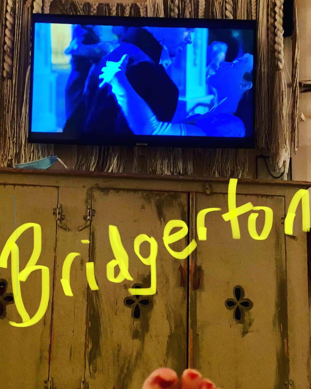 ドリュー・バリモアさんのインスタグラム写真 - (ドリュー・バリモアInstagram)「@bridgertonnetflix holiday bingefest」12月31日 8時19分 - drewbarrymore