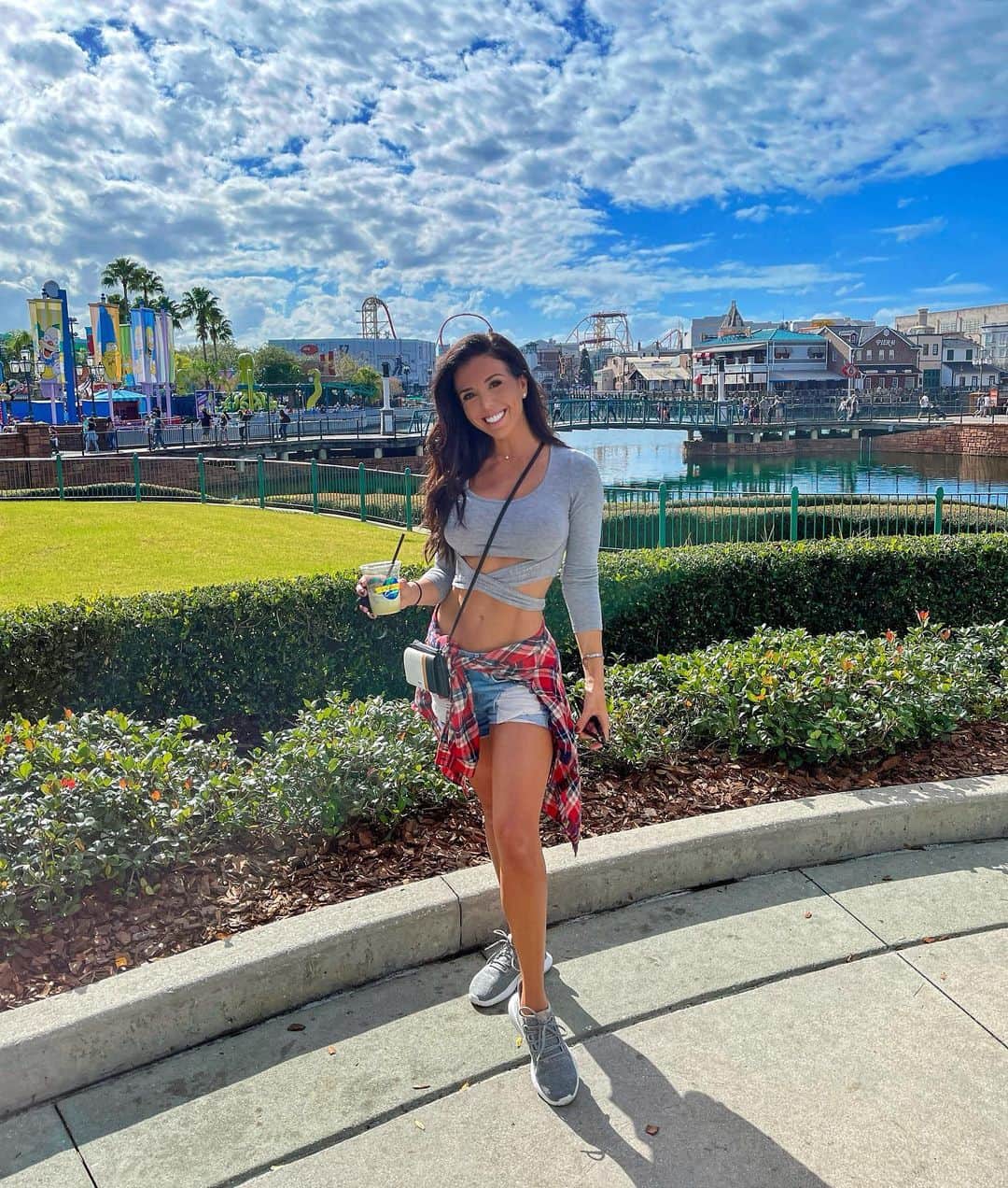 Ainsley Rodriguezさんのインスタグラム写真 - (Ainsley RodriguezInstagram)「Rollercoasters and margaritas! 💃🏻 Promise I’ll be back to the fitness content tomorrow but this was a much needed quick little getaway for a couple days before going home tomorrow for NYE! . ‘Health’ is so much more than just what you eat and how much you work out - enjoying yourself and having balance was the most difficult thing for me to figure out but by far the most rewarding. . A new year is around the corner - don’t forget to recharge those batteries, center and ground yourself. . PS - 2 days left to take advantage of the BOGO 50% off sale on all coaching programs! Send a message for more info!」12月31日 8時28分 - ainsley