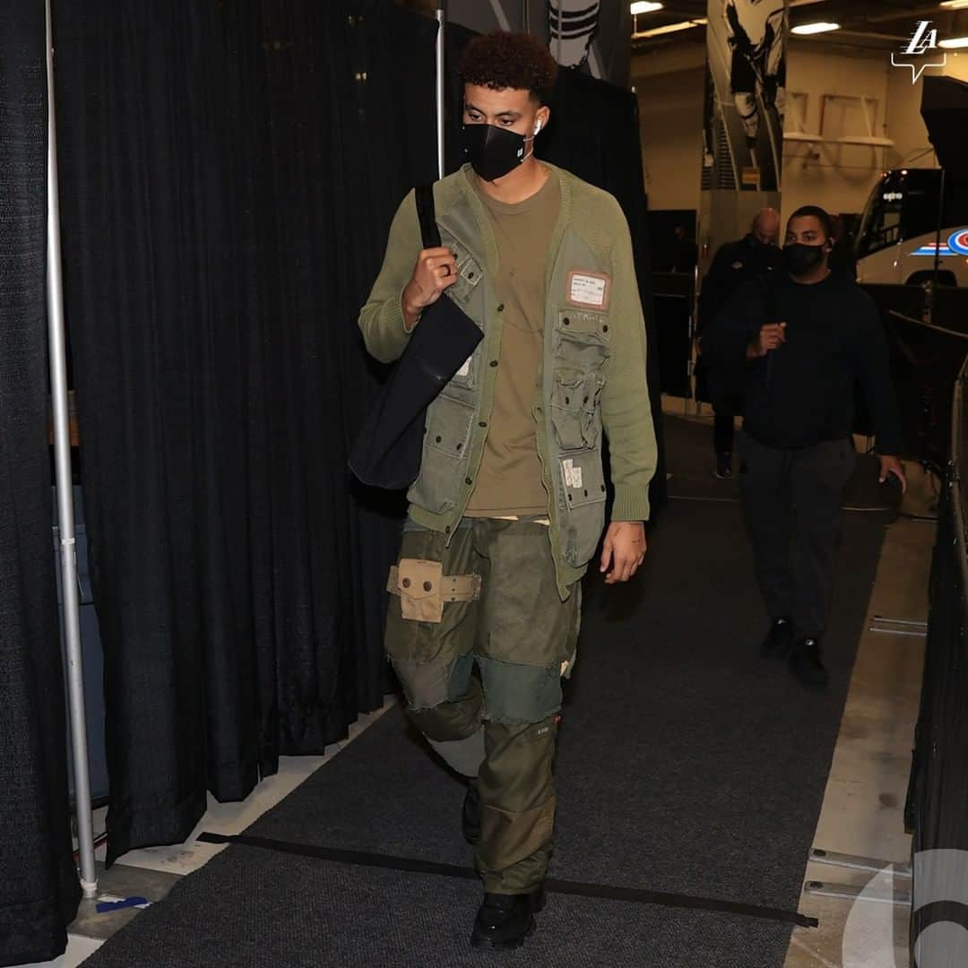 Los Angeles Lakersさんのインスタグラム写真 - (Los Angeles LakersInstagram)「First one outside of our building. #LakeShow」12月31日 8時29分 - lakers