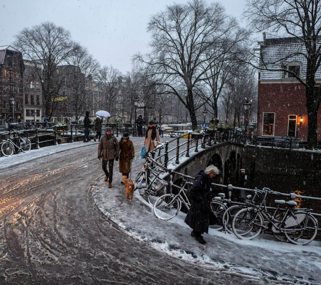 National Geographic Travelさんのインスタグラム写真 - (National Geographic TravelInstagram)「Photo by Muhammed Muheisen @mmuheisen / I captured this image a couple of years ago while walking around the canals in Amsterdam during a snowfall. For more photos and videos from different parts of the world, follow me @mmuheisen and @mmuheisenpublic. #muhammedmuheisen #Amsterdam #Netherlands #Snow」12月31日 8時35分 - natgeotravel
