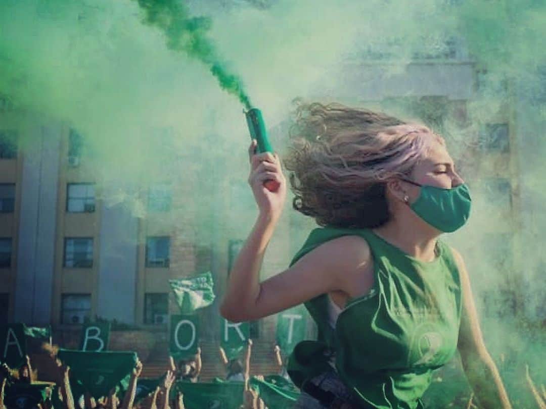 ナタリア・コルドバ・バックリーのインスタグラム：「Conmovida hasta la médula...💚.  “La Ley del aborto no obliga a nadie a abortar. La ley del divorcio no obliga a nadie a divorciarse. La ley del matrimonio homosexual no te obliga a ser gay. Las leyes que otorgan derechos no hacen daño. Lo que hacen daño son las prohibiciones de derechos...” ~ via twitter @marescudero12  “Abortion laws do not force anyone to have an abortion.  Divorce laws do not force anyone to get a divorce. Gay marriage laws do not force anyone to be gay. Laws that grant rights are harmless. What does harm are the prohibitions of rights ... "  #EsLey #argentina @actrices.argentinas  #abortolegalygratuito #mareaverde #niunamas #niunamenos #abortolegal」