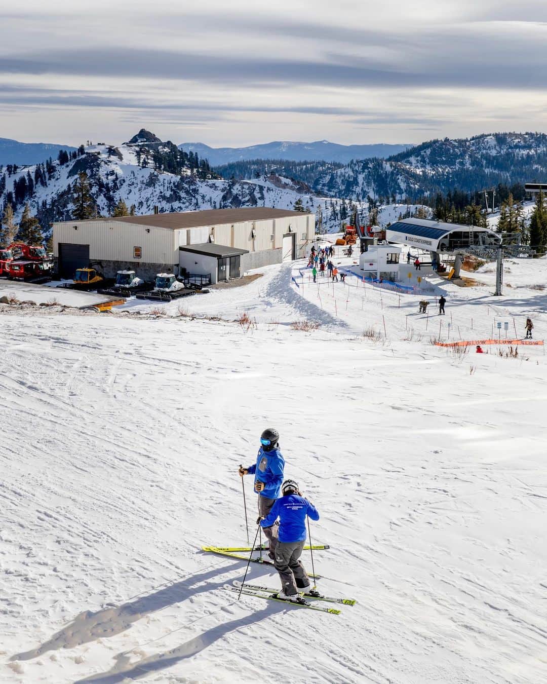 ニューヨーク・タイムズさんのインスタグラム写真 - (ニューヨーク・タイムズInstagram)「Across the U.S., ski resorts are bracing for a highly unpredictable season.⁣ ⁣ Although the pandemic has dealt a heavy blow to the travel industry, ski resorts may feel a disproportionate impact this winter because of their short window of business. The ski industry already took a hit in the spring when the pandemic struck and many resorts had to close early.⁣  ⁣ Now — forced to rethink how to operate in the pandemic and with vaccines still rolling out — resorts in places such as Aspen, Taos Ski Valley and Killington have made a plethora of changes. Many are setting visitor restrictions and requiring ticket reservations in advance. Resorts are also minimizing in-person interactions by installing kiosks for ticket pickups, adding space between people in line for ski lifts and gondolas, requiring masks, limiting the number of people on a lift at once and, in some places, shutting down indoor dining.⁣  ⁣ “I don’t think that anybody in the business is looking to have this be their best year ever,” said Ron Cohen, the president of Squaw Valley and neighboring Alpine Meadows, which laid off 2,000 seasonal workers in the spring. “We want to preserve our businesses so that when Covid’s over, we have the opportunity to not have suffered so much damage that maybe we can’t stand back up.” ⁣ ⁣ For ski resorts, the mantra right now is “stay alive and survive,” Cohen said. Tap the link in our bio to read more. Photos by @cayceclifford.⁣」12月31日 8時37分 - nytimes