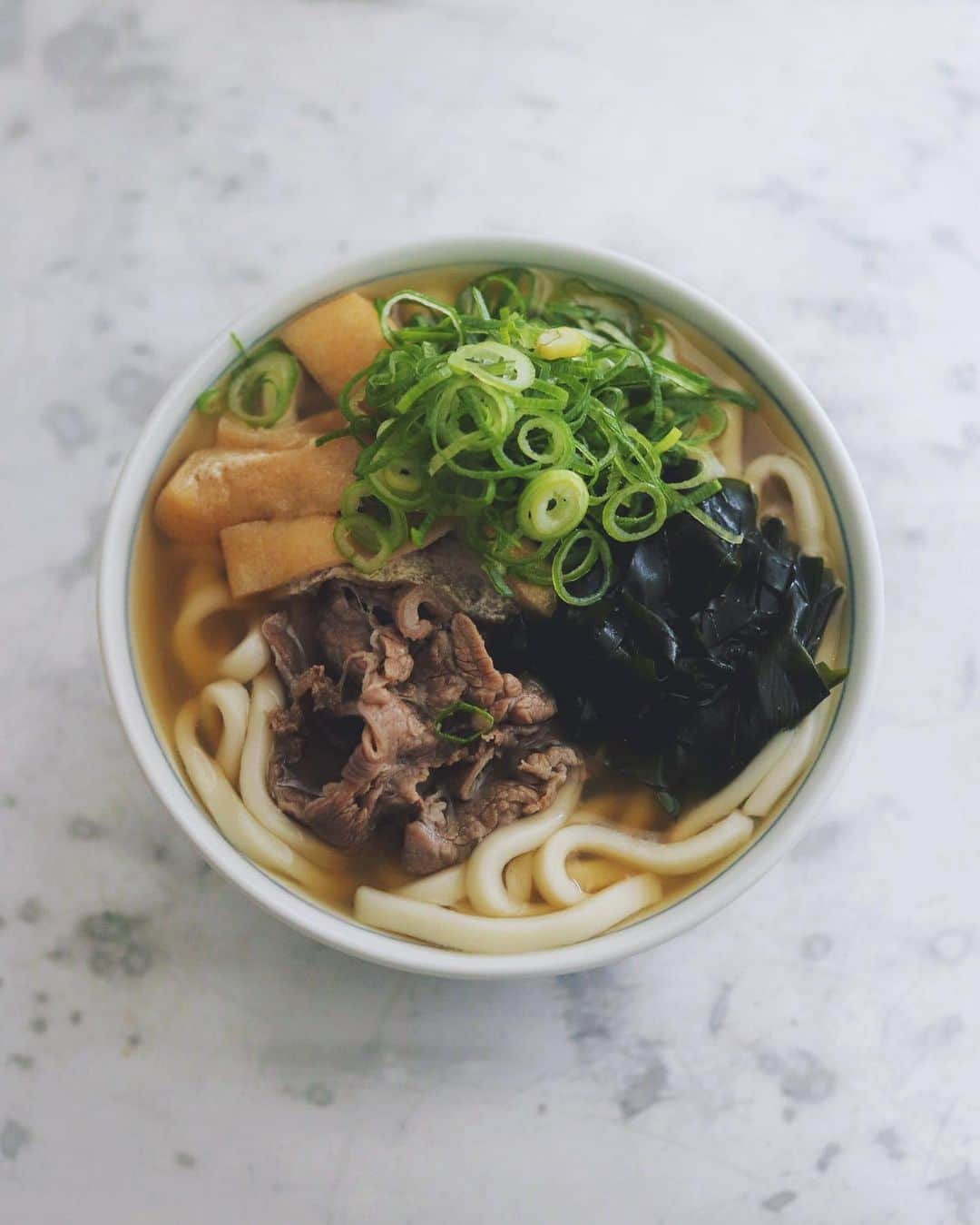 樋口正樹さんのインスタグラム写真 - (樋口正樹Instagram)「Beef Udon . 今朝は温かいうどん、 肉、わかめ、揚げの トッピングの熱々で。 年越し蕎麦はお昼に いただく予定ですー。 . . #うどん #肉うどん #年越しうどん #饂飩 #うどん好き #Udon #udonnoodles #beefudon #nikuudon #japanesenoodles #樋口さんちで麺類」12月31日 8時45分 - higuccini