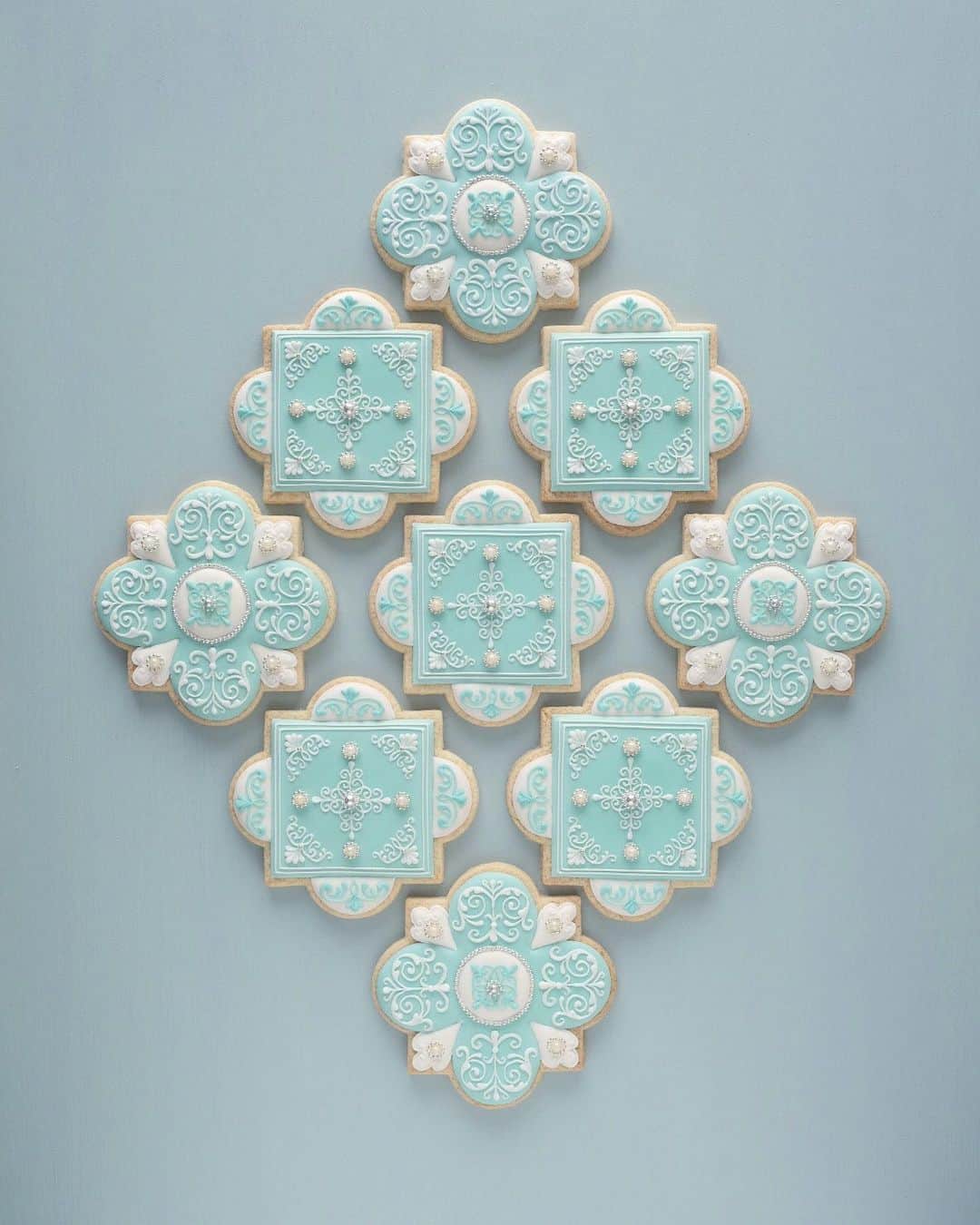 KUNIKAのインスタグラム：「I made a lot of tile cookies in 2020!! Thank you for finding my account, I have to truly appreciate you for supporting me. Wish my cookie art posts continue to fill your world with light. 🤍  2020年、沢山のタイルクッキーを作りました🕊 シンメトリーなデザインを描いているときは、自分の芯を中心に整える時間であり、無心になれる瞬間であり、全てをリセットできる時間でした。 これからも沢山タイルクッキーを作りたいし、それを本物のセラミックタイルに再びしたいと思っています🤍  前から見てくださっている皆さま、今年私の作品を知ってくださった皆さま、全ての方へ、あたたかなサポートをありがとうございました。 これからも秘密基地のような存在で、日々のちょっとした楽しみとして見ていただけたら嬉しいです😌  良いお年をお迎えください🕊  #artofkunika」