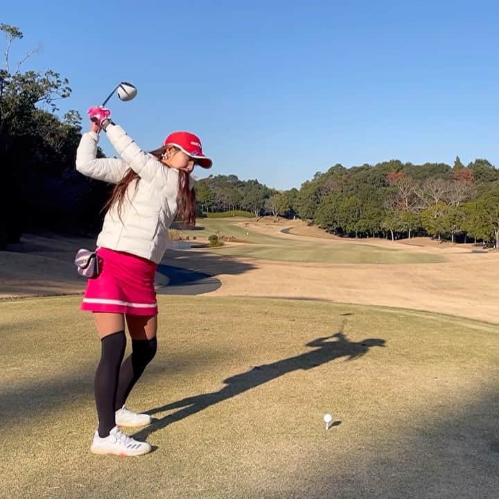 りえちのインスタグラム：「寒すぎた日🤫グリーン凍ってた⛳️  #ゴルフ #ゴルフ女子  #ドライバーショット  #golf #golfgirl #スポーツ女子  #골프 #インスタゴルフ  #골프스타그램  #ラウンド  #ゴルフ好き  #女子ゴルフ #ゴルフ大好き #ゴルフウェア  #ゴルフコーデ  #ゴルフ好きな人と繋がりたい  #ゴルフバカ #ゴルフ練習 #ゴルフうまくなりたい  #ゴルフスイング  #ゴルフスイング動画  #golfswing」