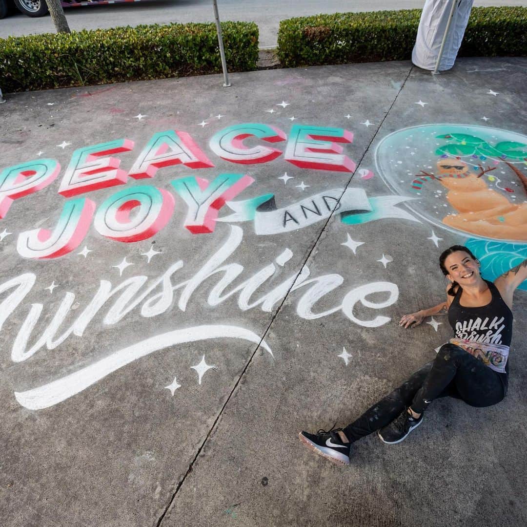 のインスタグラム：「Six inspiring driveways murals are complete, but the giving still continues. This year Lexus partnered with local community artists to share their inspirational driveway art to bring joy and positivity to participating Lexus dealerships. Take a look at the final installations and when you use the hashtag #GiveAmazing to share your own driveway art or a photo of a socially distanced driveway moment, we will donate to @ToysforTots_USA until January 4. Click the link in the bio to learn more.   Artists featured: Langston Allston – Chicago, Pugs Atomz – Chicago, Miriam Singer – Philadelphia, Cinthia Santos – Miami, Catie Lewis – Dallas, Nina Palomba – Los Angeles.」