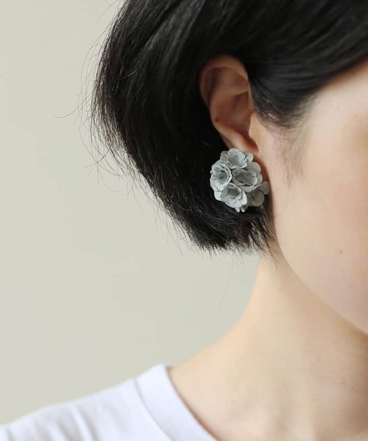 のインスタグラム：「「AYUKO HISHIKAWA」 -fuji 片耳イヤリング-  くすみカラーで品の良いアクセサリー。 職人が一つ一つ心を込めて作成してます。 和紙から出来た日本のイヤリングです。  ◎商品は当店トップページのバナーorプロフィールのURLからどうぞ。 ▶︎ @kozlife_tokyo  #KOZLIFE #japan #instahome #instagood #instajapan #outfit #fashion #instadaily #ootd #ayukohishikawa #paperaccesary #fashionaddict #instafashion #Jewelry #アクセサリー #暮らし#北欧 #北欧アクセサリー #今日のコーデ#ジュエリー #シンプル #ファッション #コーディネート #イヤリング #ピアス #和紙 #着物」