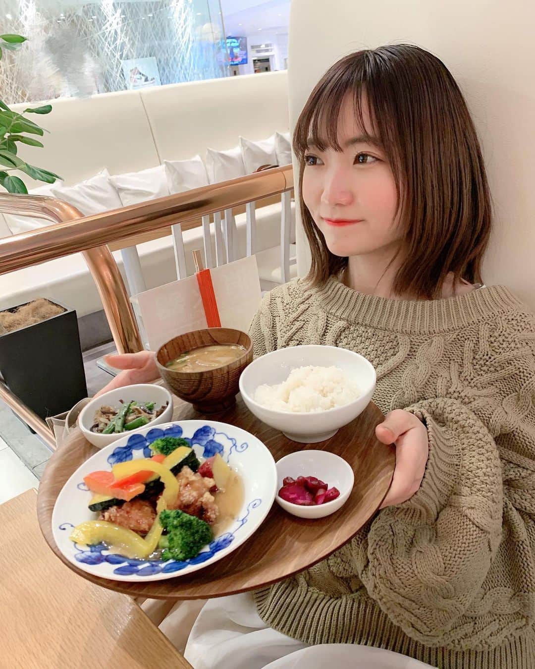 夏川愛実のインスタグラム：「﻿ ﻿ 今年はどんな1年でした？😌﻿ ﻿ ﻿ #2020#大晦日﻿ #和カフェ#chanoma﻿ #ニット#ショートボブ#外ハネ﻿ ﻿」