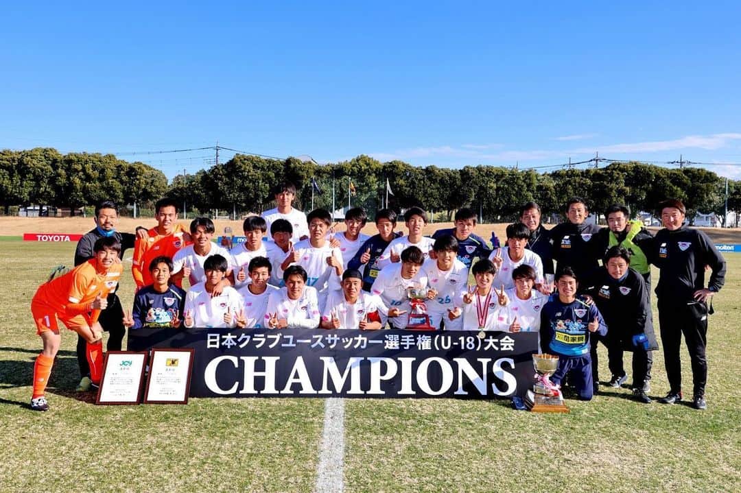 のインスタグラム：「サガン鳥栖Ｕ-18、Ｕ-15 共に日本一‼️ 優勝おめでとう㊗️  どちらの試合もサガン鳥栖らしくチーム一丸となり最後まで粘り強く闘いチームみんなで勝ち取った優勝！  選手、スタッフ、保護者、応援に駆けつけて頂いたファンの皆さんお疲れ様でした‼️  U-15森 惠佑監督 U-18 田中 智宗監督 おめでとうございます！」