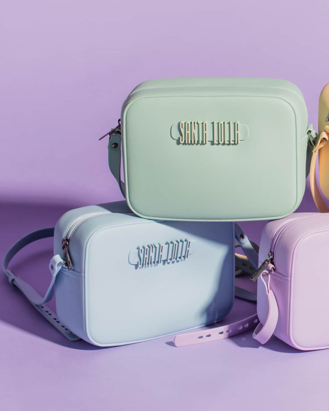 Santa Lollaのインスタグラム：「Conta pra gente qual a sua cor favorita da nossa bolsa em tons soft. Desliza para o lado para ver a cartela completa! [ R$159,90 cada ] #santalollaverao21 #goodvibes #SLhandbags #colors」