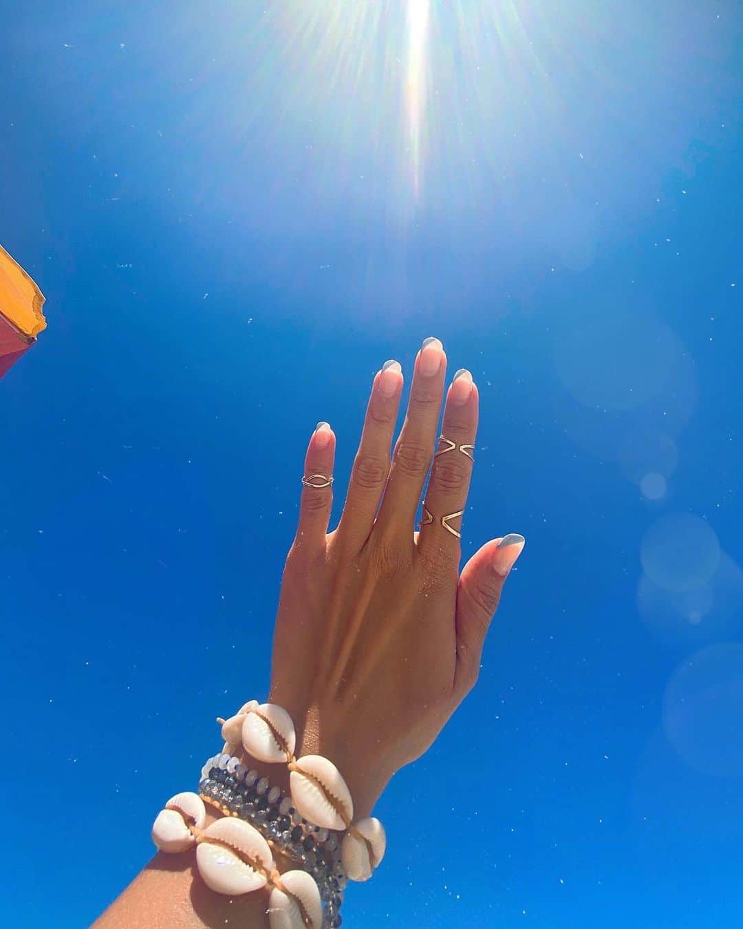 ケリーのインスタグラム：「普段のネイルは長さが短い、 いつもナチュラルな色にしているけど、 年末のお休みは海をイメージした デザインと青、白、ターコイズ色を 使ったネイルにした🐠🌊🤍💙 ・ この前やったつけまつげとアート眉毛が自然で、 オフの日はメイクしなくていいから、だいぶ楽🥰 ・ Ocean nails design 🐠🌊💙🤍 Also I got eyebrows and eyelashes extensions  done so I don’t need to wear any makeup  on my days off🥰 ・ #beaytytips#oceannails #ネイルデザイン」