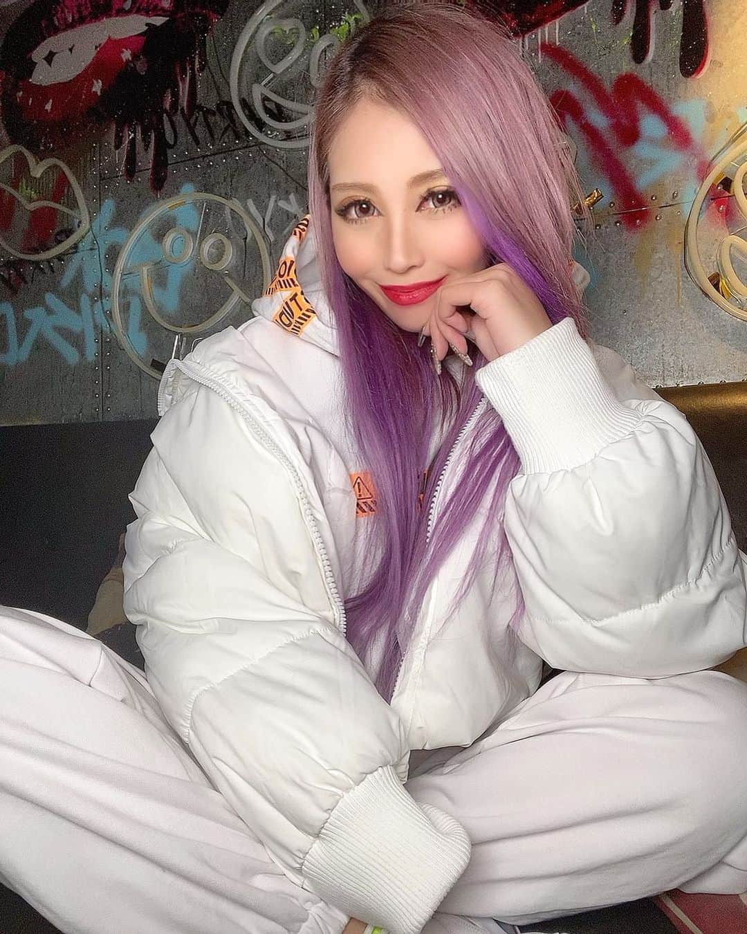 CHAKIのインスタグラム：「❤︎*。 . いよいよ、大晦日🥺 みんなはどんな一年だったかなー？ . . 私は今年は感慨深い事が たくさんありました。 1月初っ端、意識失って倒れてしまい 2月は安静をとって何も出来ず、 3月にやっと復活したと思いきや コロナ砲でみんなが大変な事になり、 また徐々に復活できたと思いきや 体調を崩して、 でも無事に7月には沢山の方の 大きな愛情に包まれた誕生日を迎え、 また8月から大きな病気を患い 何だか体調崩してばっかりで 何も頑張れなかったかなぁ、、と 反省する事ばっかりでした。 . . それでも沢山の人が支えてくれて 私はすごく幸せ者なんだなぁって、 小さな幸せも感じ取れる人には なれたかなぁとは思いました☺️ . . きっと沢山の人にワガママを 押し付けてしまいました。 ごめんなさい。 それでも支えてくれた周りの人には 本当に感謝の気持ちがいっぱいです。 . . ココじゃ伝えきれません。 みんなごめんね、でもありがとう😢💓 . . そんな私ですが、 今年最後は頑張ります！！ 年越しパリオン出勤だから みんなと楽しく年越せたらなぁって❤️ . . 今夜、みんなでパーリーしましょう😎✨ . .  #パリオン #パーティーオン東京 #バーレスク東京 #バーレスクヤバイ #クラブ #boxdisco #roppongi #showdancer #gogodancer #ダンサー #モデル #かわいい #cute #sexy  #お尻 #パリピ #ギャル #zaiko #Japanesegirl #ハイトーン #パープルカラー #tiktok #follow #me #swag #インスタ映え #live配信 #エンタメ活動を止めない」