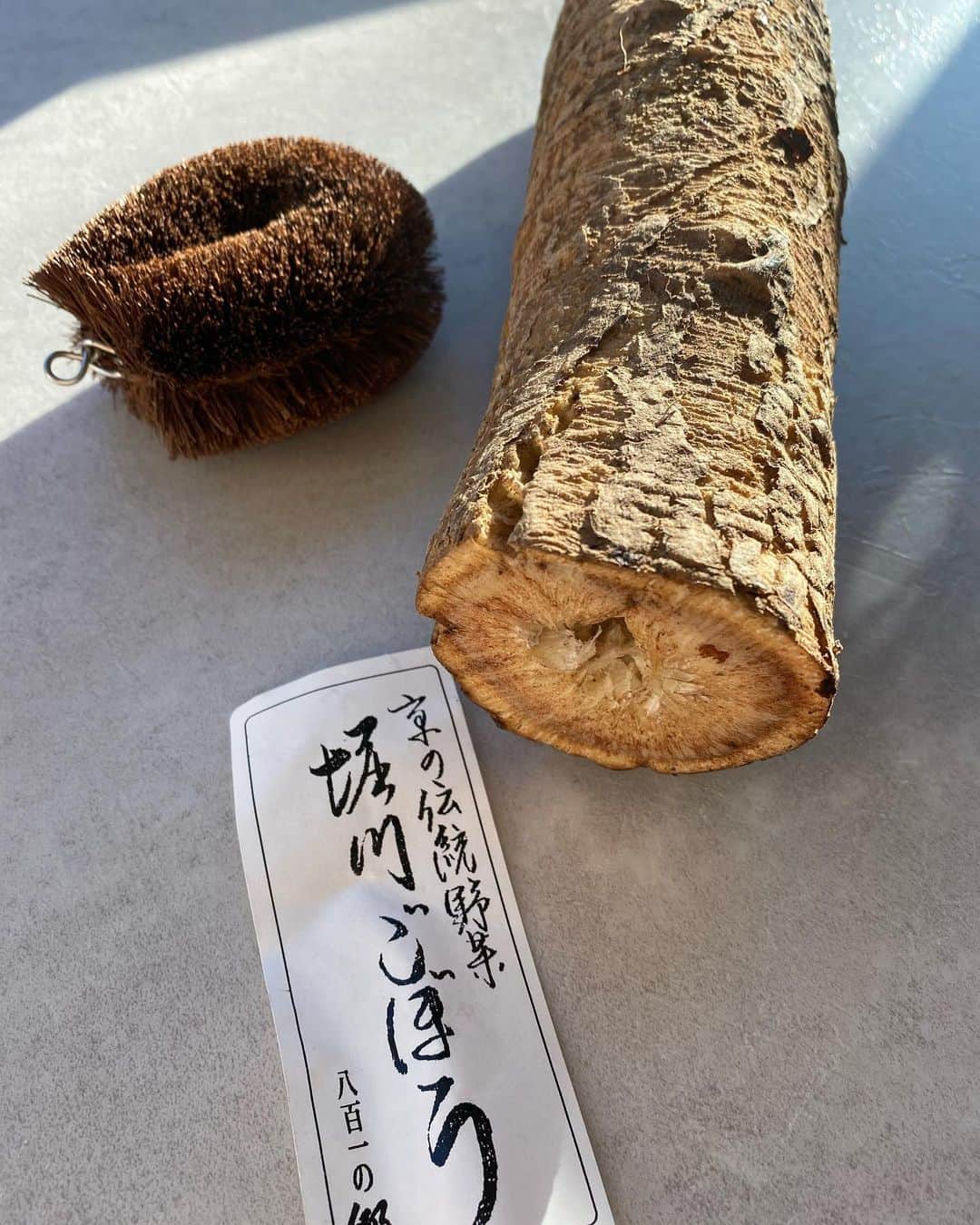 のインスタグラム：「私の腕より太い！🙌 こちら🌳木ではありません。 京の伝統野菜　堀川ごぼう🍂  土の味と半端ではない ごぼうのいい香りが 最高のごぼう🤎🤎🤎  合宿の合間に少しだけ お正月お料理します🎍♪   こちらは、まだ下準備です。  #堀川ごぼう #京野菜 #今年のお雑煮はごぼうスープ #2020 #デトックス」