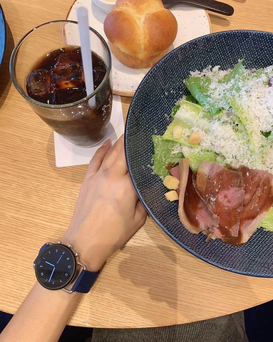 宮田綾子さんのインスタグラム写真 - (宮田綾子Instagram)「⁑ スマートウォッチ デビュー⌚️ @skagendenmark  実際に使ってみると本当に便利で、カレンダー機能でここのレストラン予約のリマインドをしてくれたり、スマホを取り出さなくても LINEやGmailのお知らせもわかるし、直接電話の通話もできちゃう！ 万歩計も設定していて、よくできましたって褒めてくれる♡笑  文字盤の柄などもアプリで設定できるから、その日の気分で変えられるよ♪ 🎁このスカーゲンのスマートウォッチを1名様にプレゼント 応募画面はストーリーズとハイライトに載せているから、スワイプアップして応募してね！ ポイントを多く獲得すると当選率が上がります⤴︎ 応募期間は今日から1/6まで、どなたでも応募でききます 当たりますように✨  そして、2020年最後の投稿になりました！ 今年も本当にたくさん、いいねとコメントをいただきありがとうございました♡ どんな時も励みになるよ〜〜 また来年もどうぞよろしくお願いいたします🌹  #mySkagen #skagenwatch #pr #宮田綾子 #スカーゲン #スマートウォッチ  #スマートウォッチデビュー #skagen #プレゼント企画 #時計 #腕時計 #腕時計コーデ #腕時計好きな人と繋がりたい #腕時計くら部 #smartwatch #watch #watchlover  #ミヤシタパーク #newlighttokyo #渋谷グルメ #渋谷カフェ #渋谷ランチ #大晦日 #年末 #おおみそか #よいお年を #goodbye2020 #今年もお世話になりました」12月31日 9時10分 - ayako__miyata