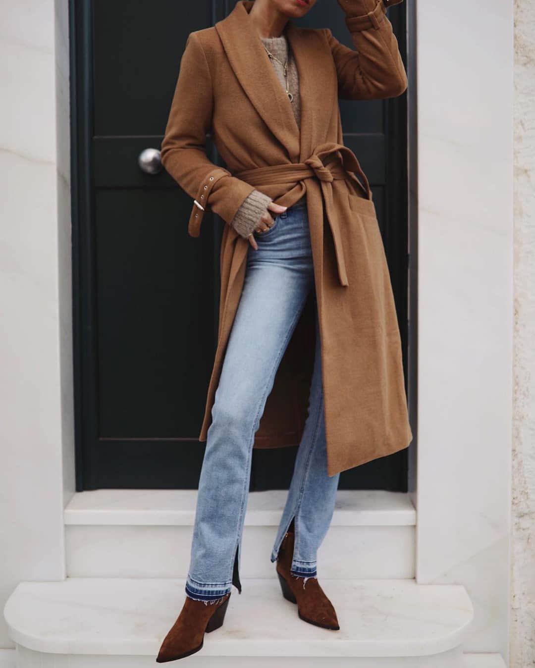 のインスタグラム：「Winter blues and cozy coats // Have you shopped the semi-annual sale yet? @andicsinger」