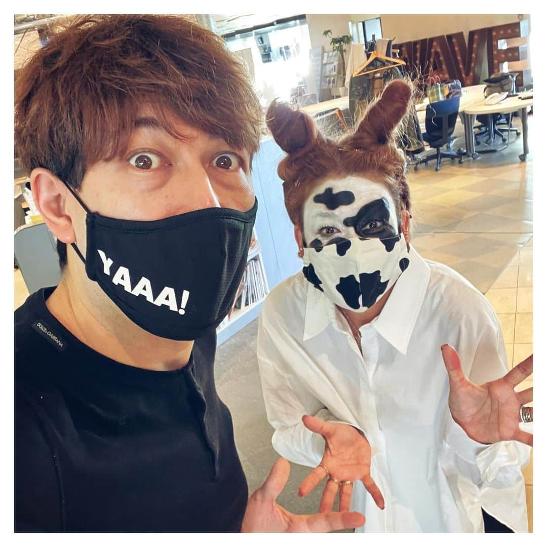 Saschaさんのインスタグラム写真 - (SaschaInstagram)「【閲覧注意】 #jwave に謎の牛柄生物 #LiLiCo 侵入！ #stepone813」12月31日 9時10分 - sascha348