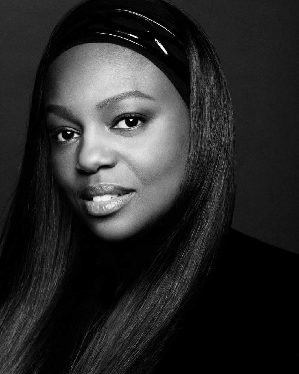 レニー・クラヴィッツさんのインスタグラム写真 - (レニー・クラヴィッツInstagram)「Congratulations to my dear friend Pat McGrath on being made a Dame by HM The Queen.  Pat is a pioneer, who continues to use her platform to bring diversity and culture to the global beauty and fashion industry and beyond. Pat is a true artist who has dedicated her life's work to bringing the best in creativity to the world while also building her incredible brand which celebrates innovation, quality, and excellence.  Pat, you are most deserving of this honor!」12月31日 9時23分 - lennykravitz